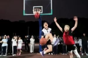 控运技巧天花板!女球手打单挑秀NBA球员招牌技 360上篮惊呆众人 控运技巧天花板!女球手打单挑秀NBA球员招牌技 360上篮惊呆众人