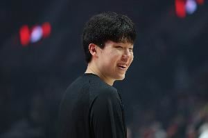 突飞猛进!刘禹铖:瀚森看录像&医务室&力量房交流都能自己搞定了 突飞猛进!刘禹铖:瀚森看录像&医务室&力量房交流都能自己搞定了