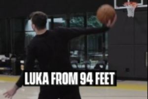 太离谱了！东契奇篮下单手甩狙 篮球贯穿全场94英尺精准入筐！