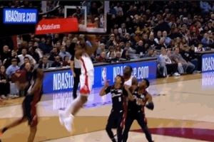 嗖的一下就起来了！阿门变向突破钻人缝 直接双手暴扣！