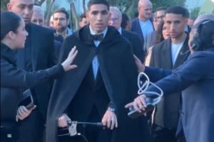 喜感拉满🤣阿什拉夫穿戴黑披风推着助行器，蹦蹦跳跳拍照领奖